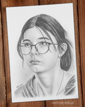 Portret wykonany ołówkiem przedstawiający smutną dziewczynę w okularach.