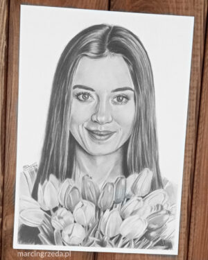 Portret kobiety z bukietem tulipanów wykonany ołówkami na kremowym papierze