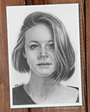 Czarnobiały portret ołówkiem przedstawiający piękną kobietę patrzącą na wprost.