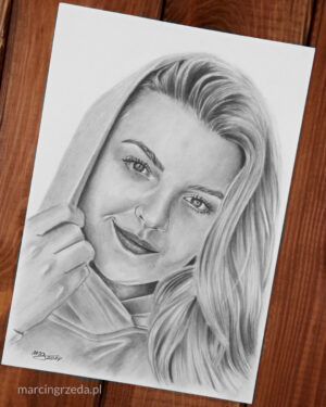 Czarno-biały portret kobiety w bluzie z kapturem jako przykład portretu wykonywanego na zamówienie.