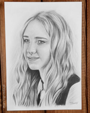 Przykład portretu wykonywanego na zamówienie przedstawiający nastolatkę z długimi blond włosami.