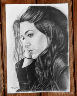 Portret zamyślonej kobiety w czarnej skórzanej kurtce i z ciemnymi długimi włosami. Portret znajduje się w galerii portretów.