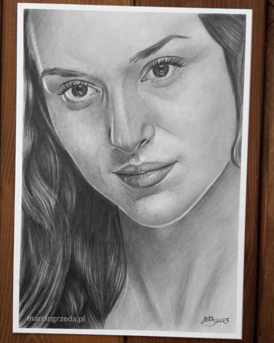 Portret kobiety wykonany ołówkiem. Rysunek wykonany ba bloku Happy Color Rysunek.