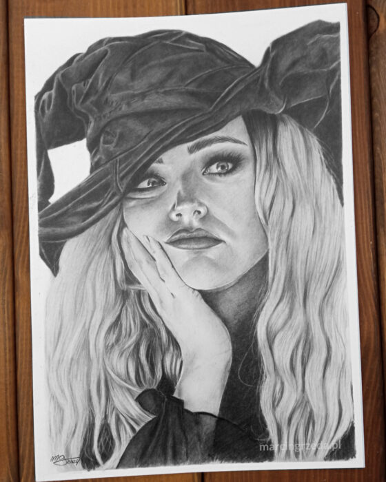 Portret ołówkiem przedstawiający kobietę w kapeluszu w przebraniu na Halloween. Rysunek wykonany ba bloku Happy Color Rysunek.