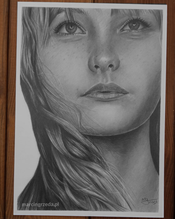 Portret ołówkiem twarzy kobiety patrzącej w górę. Twarz na rysunku jest w mocnym zbliżeniu.