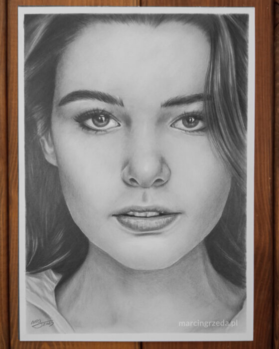 Portret pięknej kobiety wykonany ołówkiem. Twarz na rysunku jest przybliżona.