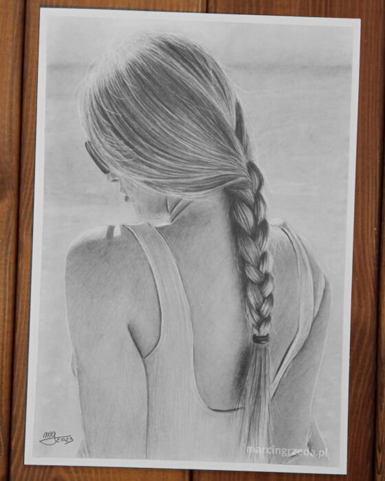 Portret dziewczyny w stroju kąpielowym. Dziewczyna widoczna jest od tyłu. W tle widać morze. Rysunek wykonany ba bloku Happy Color Rysunek.