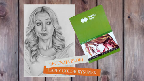 Rysunek kobiety wskazującej palcem na blok do rysowania, którego dotyczy recenzja.