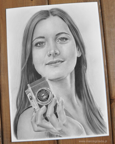 Portret kobiety z aparatem fotograficznym wykonany ołówkiem