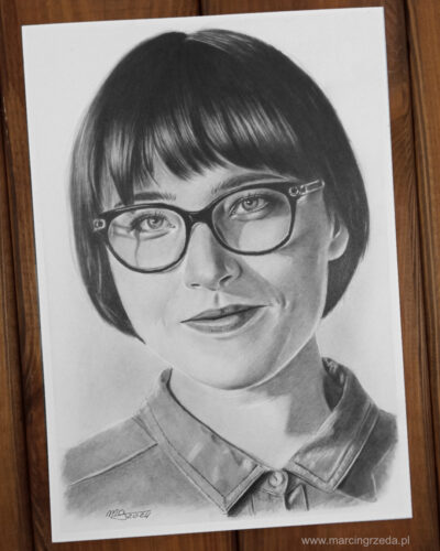 Portret kobiety w okularach wykonany ołówkiem jako przykład portretu ze zdjęcia na zamówienie