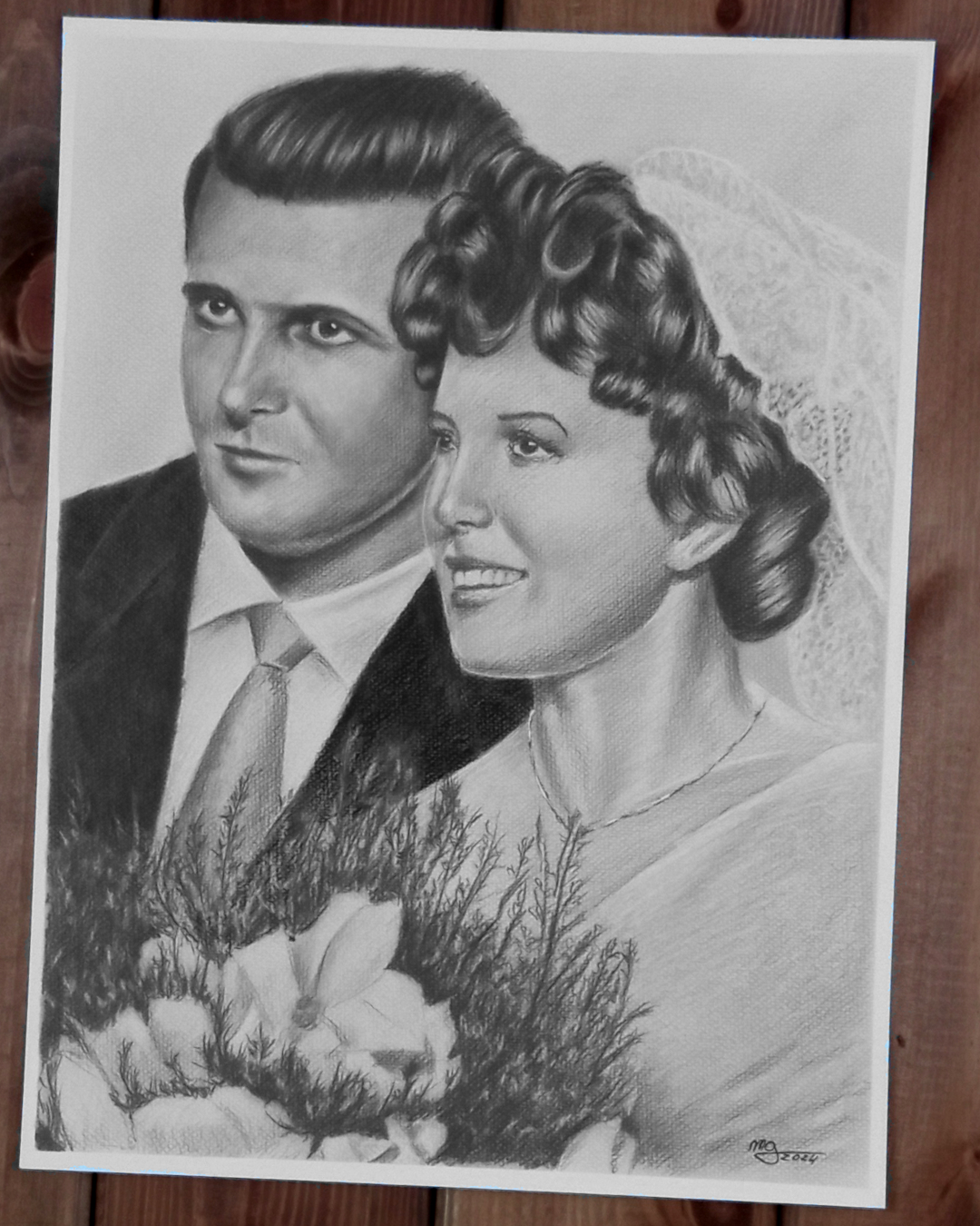 Portret ze starego zdjęcia ślubnego wykonany ołówkiem na papierze z fakturą. Rysunek przedstawia młodą parę podczas ślubu.