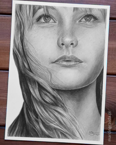 Portret ołówkiem kobiety patrzącej w górę - kadrowanie ze zbliżeniem na twarz.