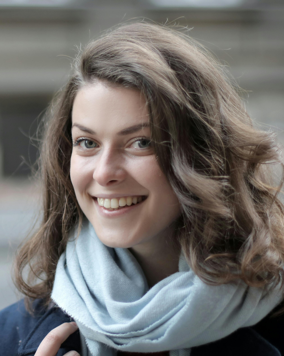 Zdjęcie przedstawiające twarz kobiety w ujęciu bocznym (tzw. widok 3/4). Jest to przykład poprawnego kadrowania do wykonania portretu na zamówienie ze zdjęcia.