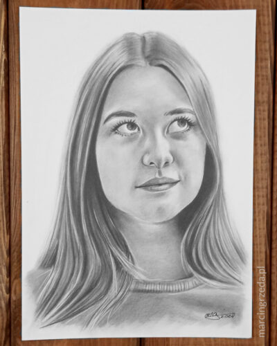 Portret wykonany ołówkiem przedstawiający dziewczynę patrzącą w górę będący przykładem portretu wykonywanego na zamówienie.