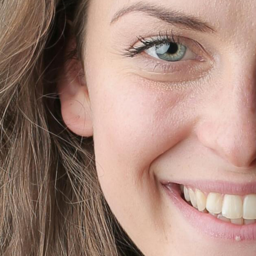 Obraz przedstawia zbliżenie twarzy tak, aby widoczne były kąciki ust i oczu niezbędne do wykonania portretu ze zdjęcia. Na zdjęciu widać, że wszystkie elementy są wyraźne. Zdjęcie przybliżone ze zdjęcia wykonanego z bliska.