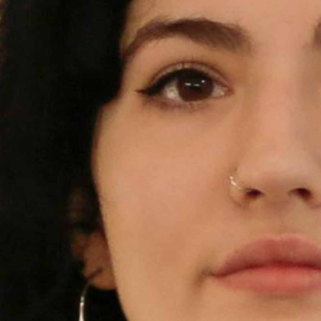 Obraz przedstawia zbliżenie twarzy tak, aby widoczne były kąciki ust i oczu niezbędne do wykonania portretu ze zdjęcia. Na zdjęciu widać, że wszystkie elementy są wyraźne. Zdjęcie przybliżone ze zdjęcia wykonanego z dalszej odległości.