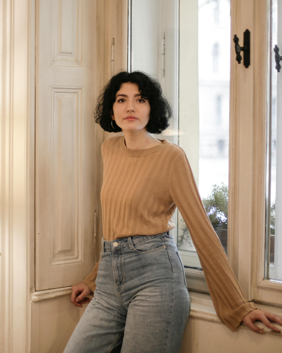 Przykładowe zdjęcie osoby wykonane z dalszej odległości. Na podstawie tego zdjęcia chcę wykonać portret ołówkiem.