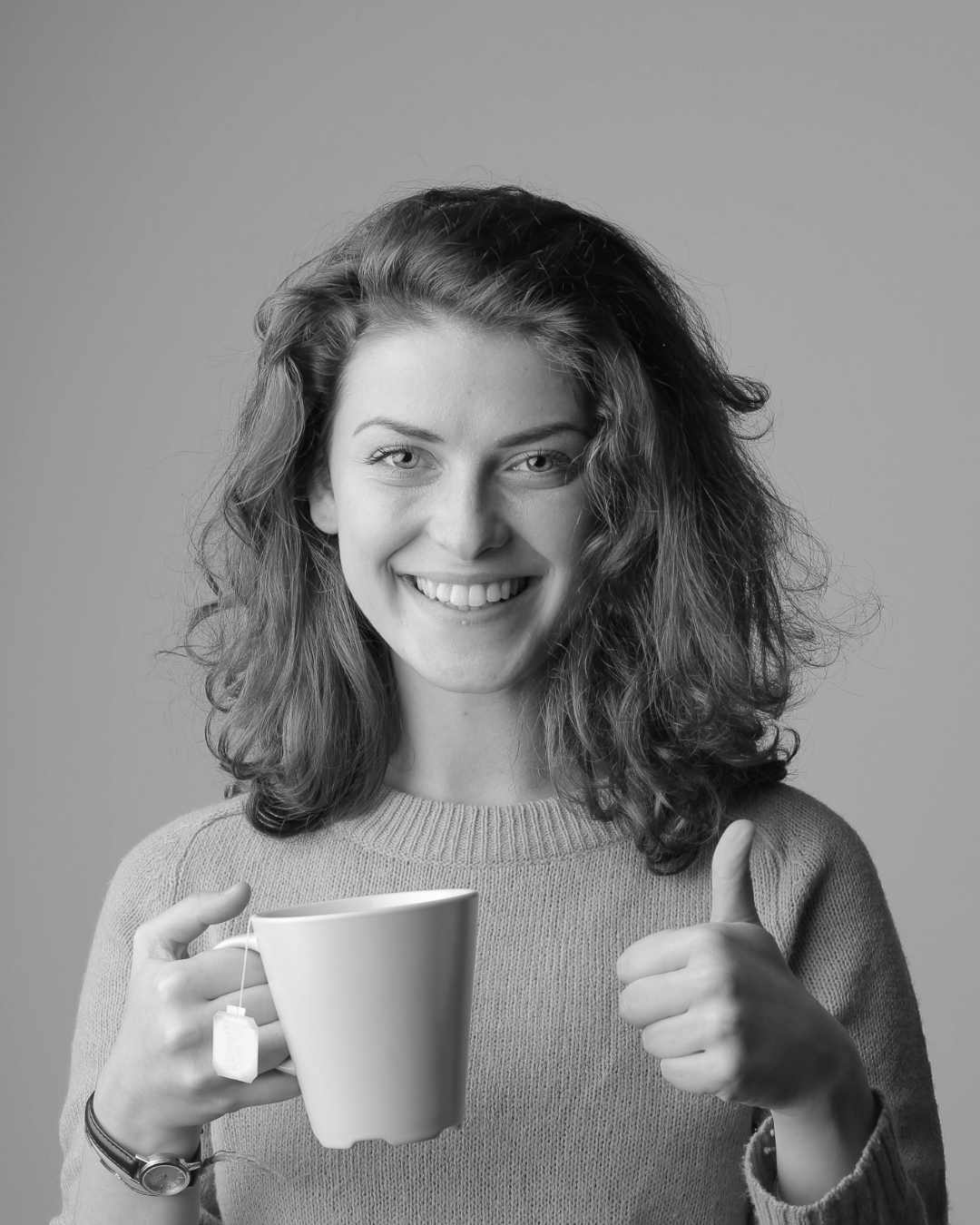 Czarno-białe zdjęcie jako przykład dobrego zdjęcia do wykonania portretu ołówkiem z odpowiednimi kontrastami i oświetleniem.