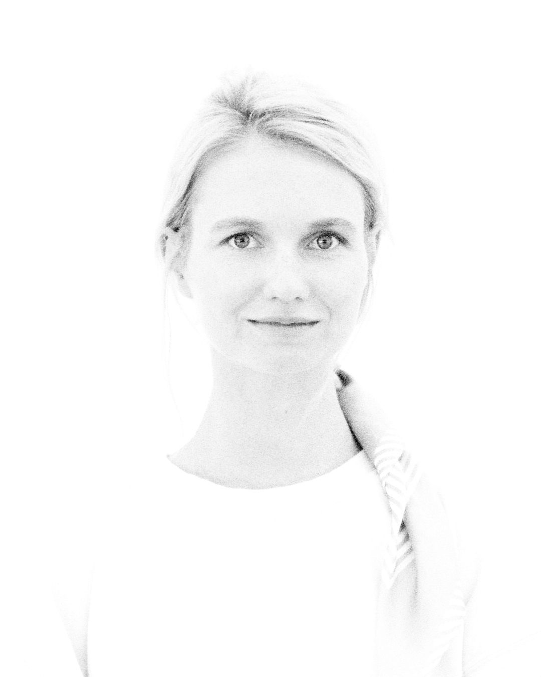 Czarnobiałe zdjęcie przedstawiające kobietę. Na zdjęciu widać, że jest ono zbyt jasne i ma mało kontrastu. Wykonanie portretu z tego zdjęcia będzie utrudnione.