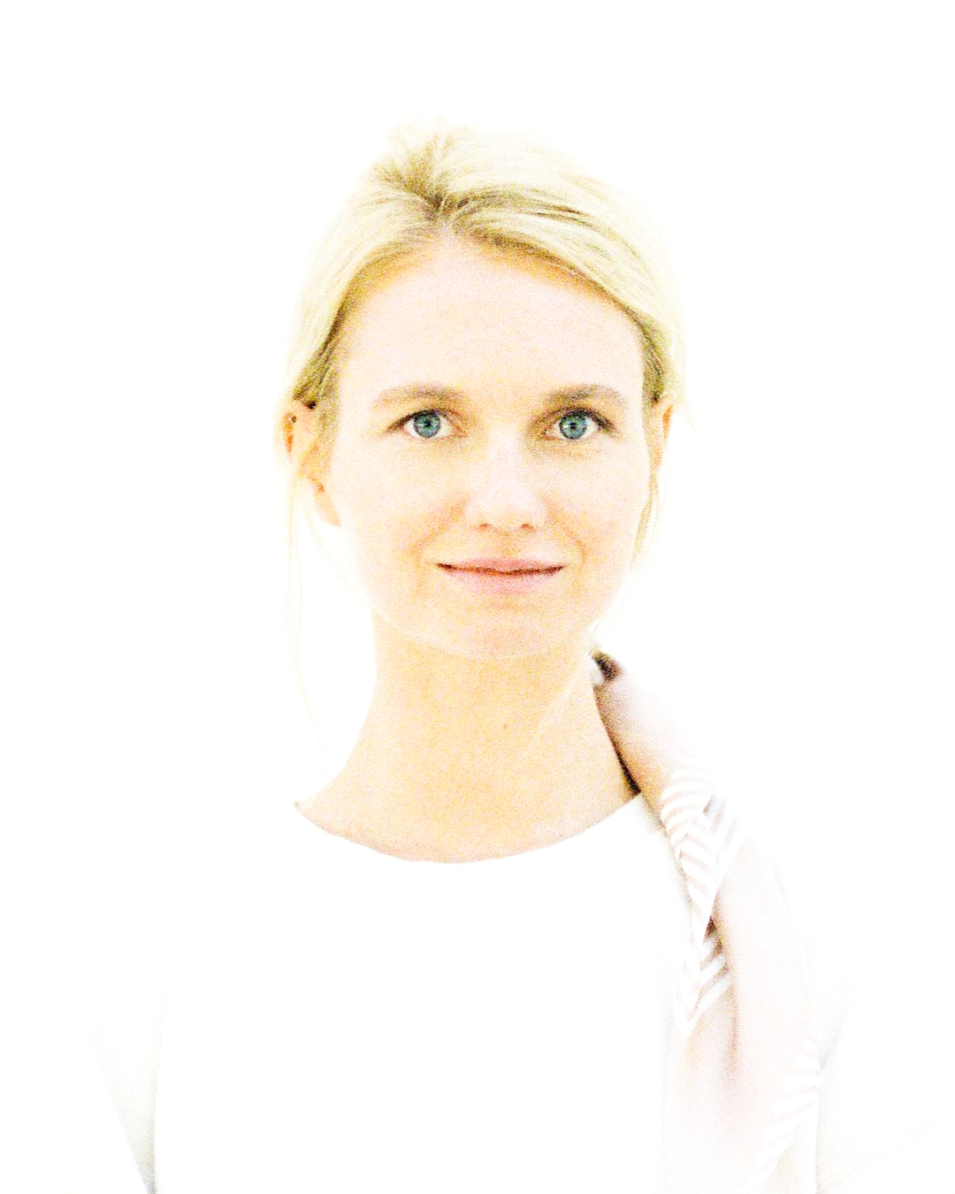 Obraz przedstawia kobietę na jasnym tle. Na twarzy kobiety jest mało kontrastów a obraz jest bardzo jasny. Jest to przykład zdjęcia jakie nie powinno być wybierane do wykonania portretu ołówkiem.