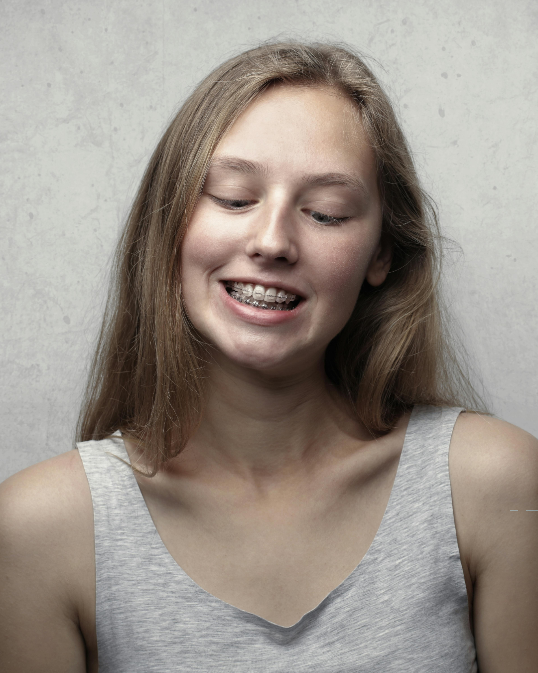 Na zdjęciu widać kobietę z przymkniętymi oczami i nietypowym wyrazem twarzy. Jest to przykład wyboru złego zdjęcia, gdyż dana osoba może nie być do siebie podobna na wykonanym portrecie w technice ołówkowej.