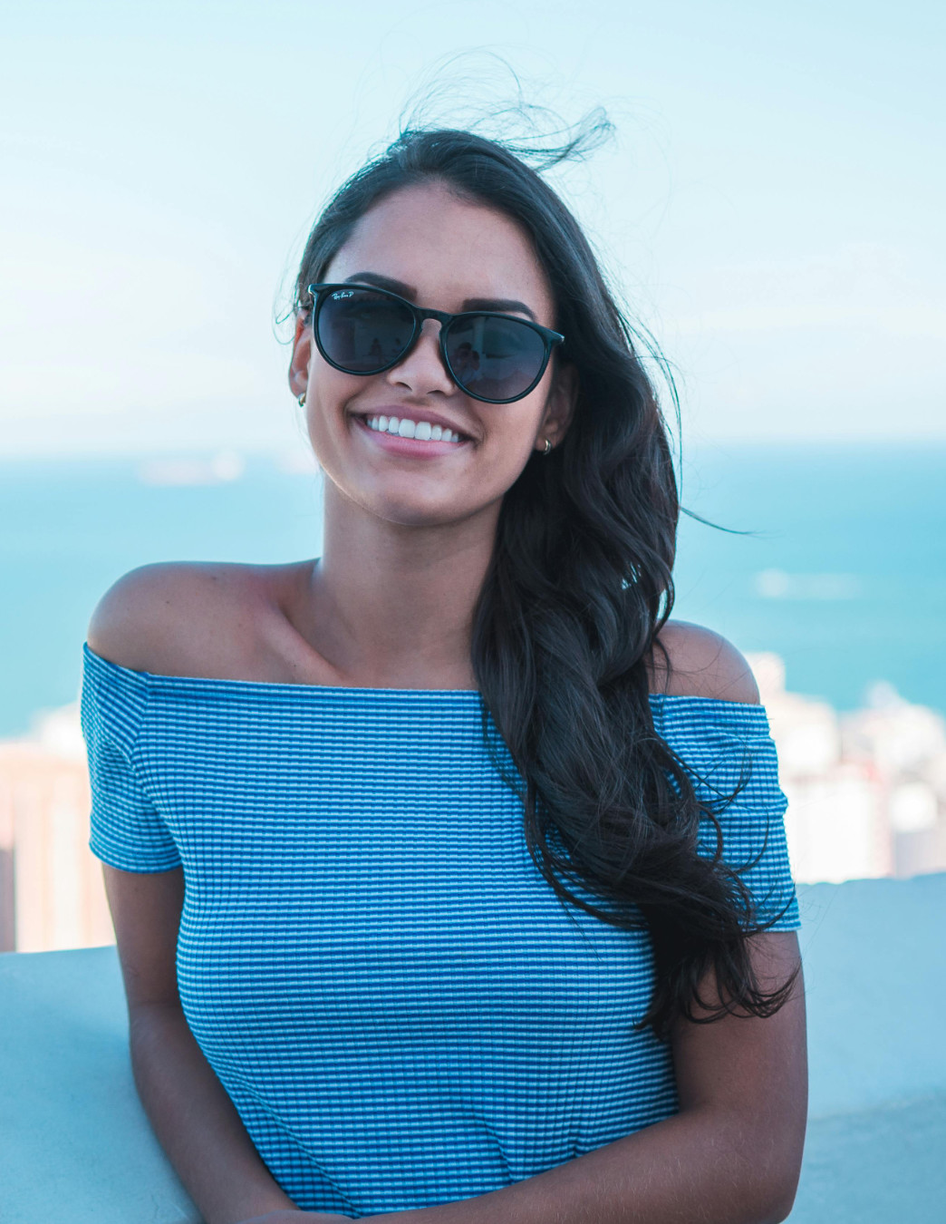 Zdjęcie kobiety w ciemnych okularach jako przykład zdjęcia do wykonania portretu z kilku zdjęć