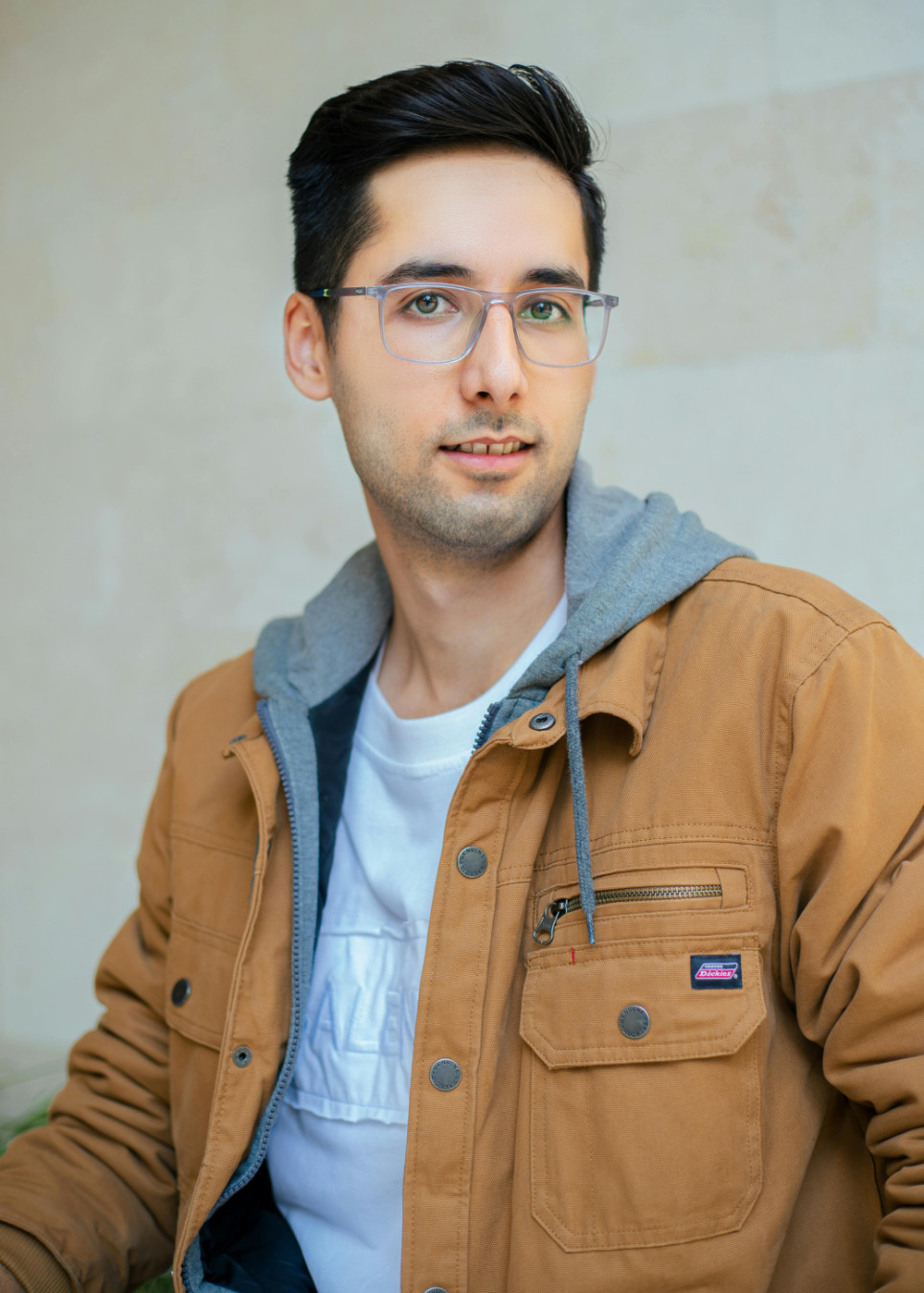 Zdjęcie mężczyzny w okularach jako przykład zdjęcia do wykonania portretu z kilku zdjęć.