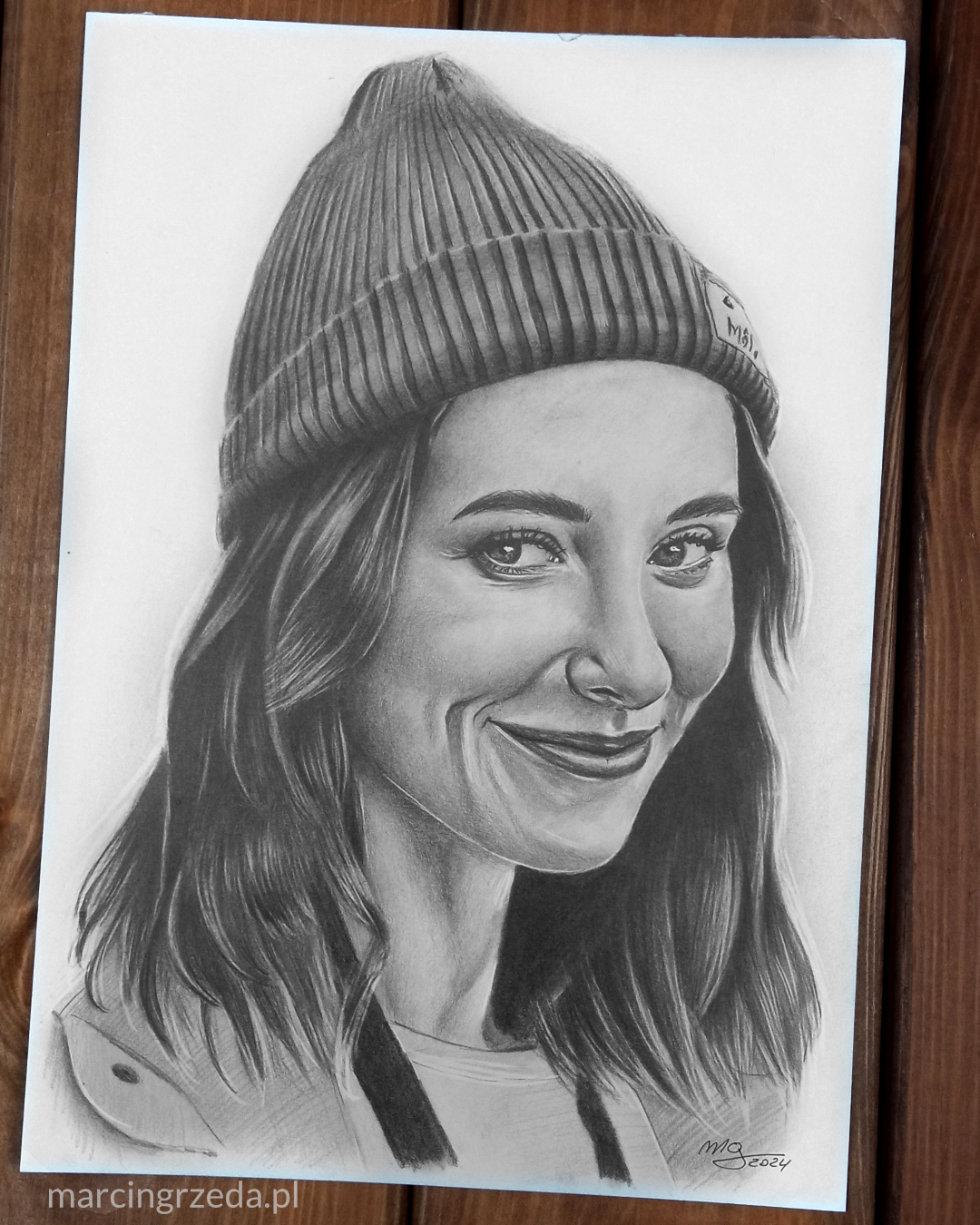 Portret ołówkiem kobiety w czapce jako przykład rysunku na zamówienie.