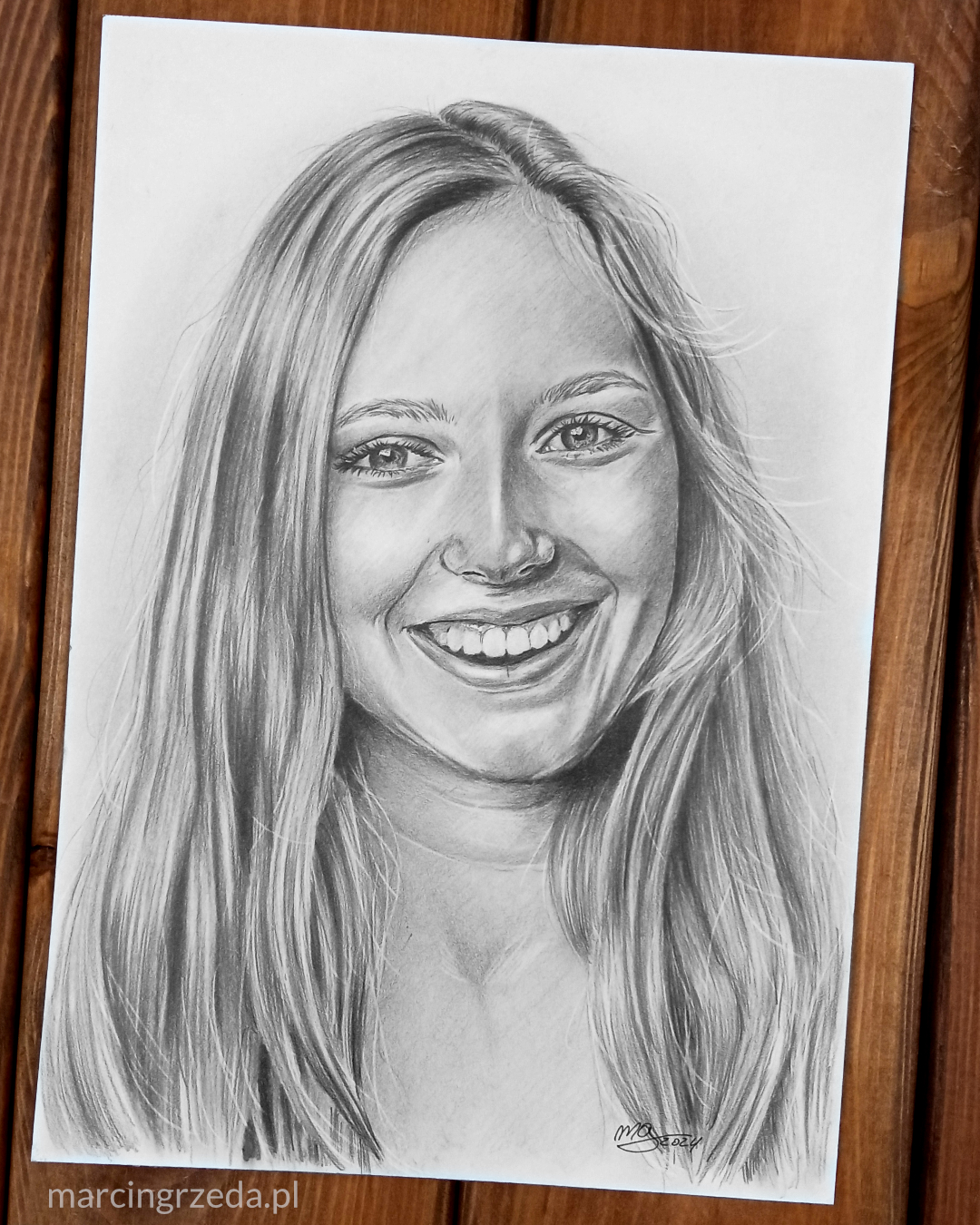 Portret ołówkiem uśmiechniętej dziewczyny jako przykład portretu ze zdjęcia wykonywanego na zamówienie