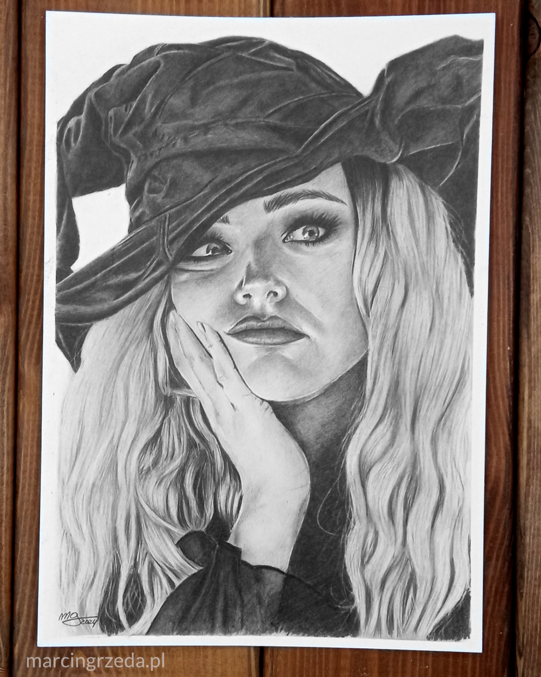 Portret kobiety w stroju wiedźmy jako przykład rysunku ze zdjęcia na zamówienie. Portret wykonany ołówkiem na białym papierze.