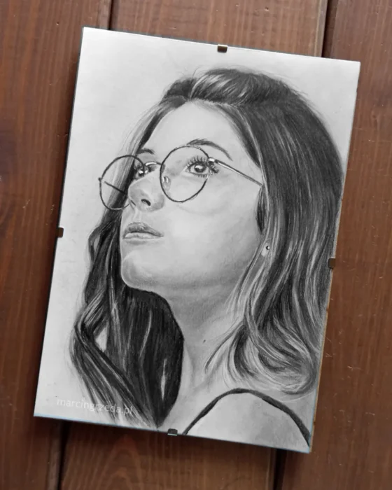 Portret pięknej dziewczyny w okularach oprawiony w antyramę.