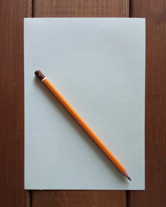 Przykład czystej kartki A5 w porównaniu z ołówkiem.