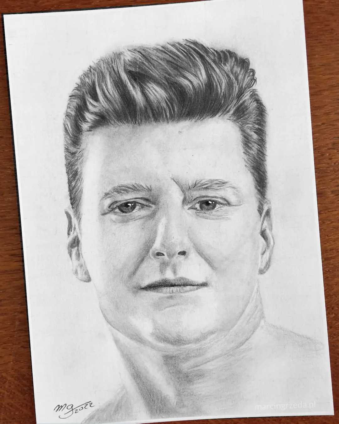 Portret mężczyzny krótkimi włosami  wykonany ołówkami na kartce formatu A5.