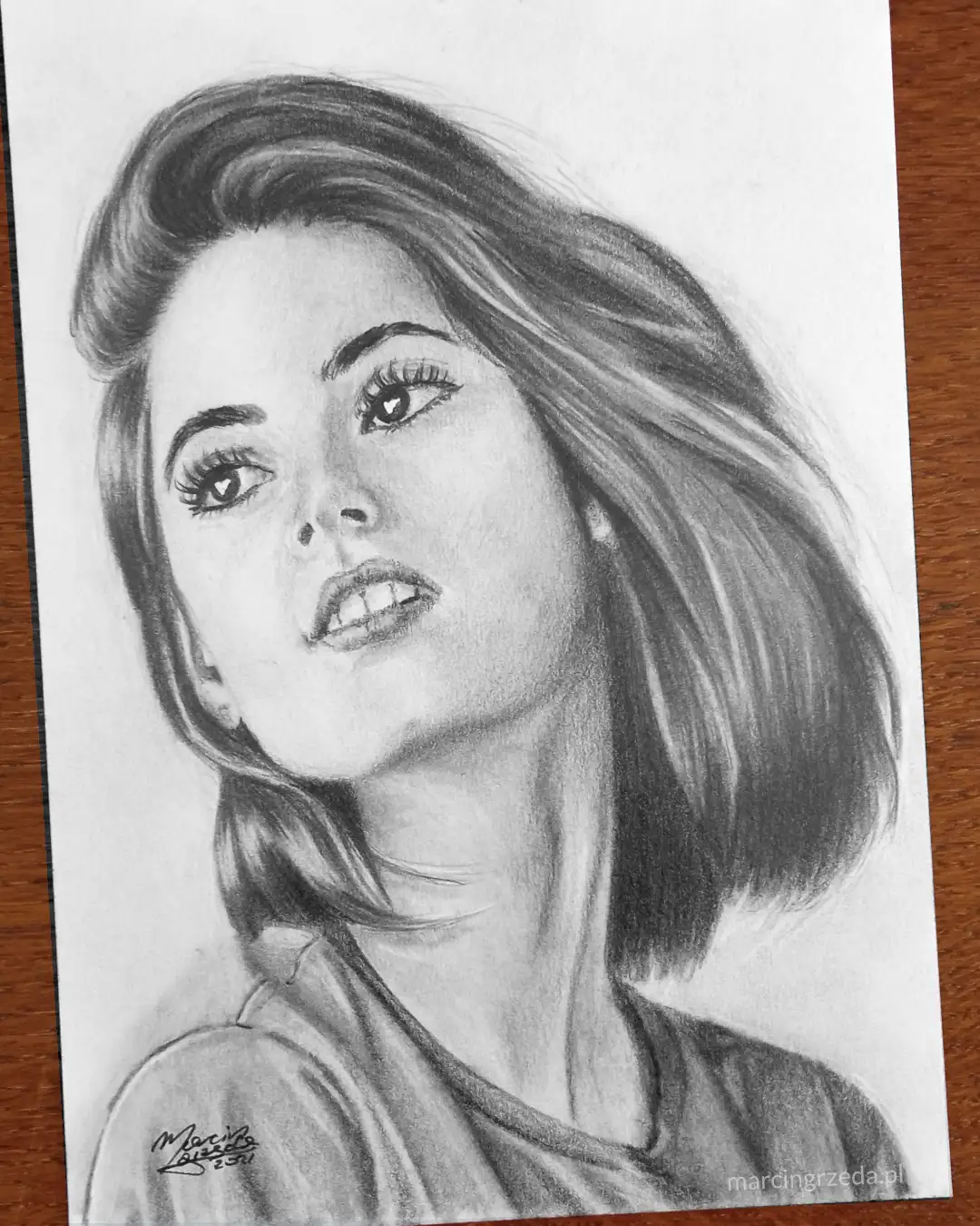 Portret pięknej dziewczyny z głową odchyloną do tyłu. Rysunek jest wykonany ołówkiem.