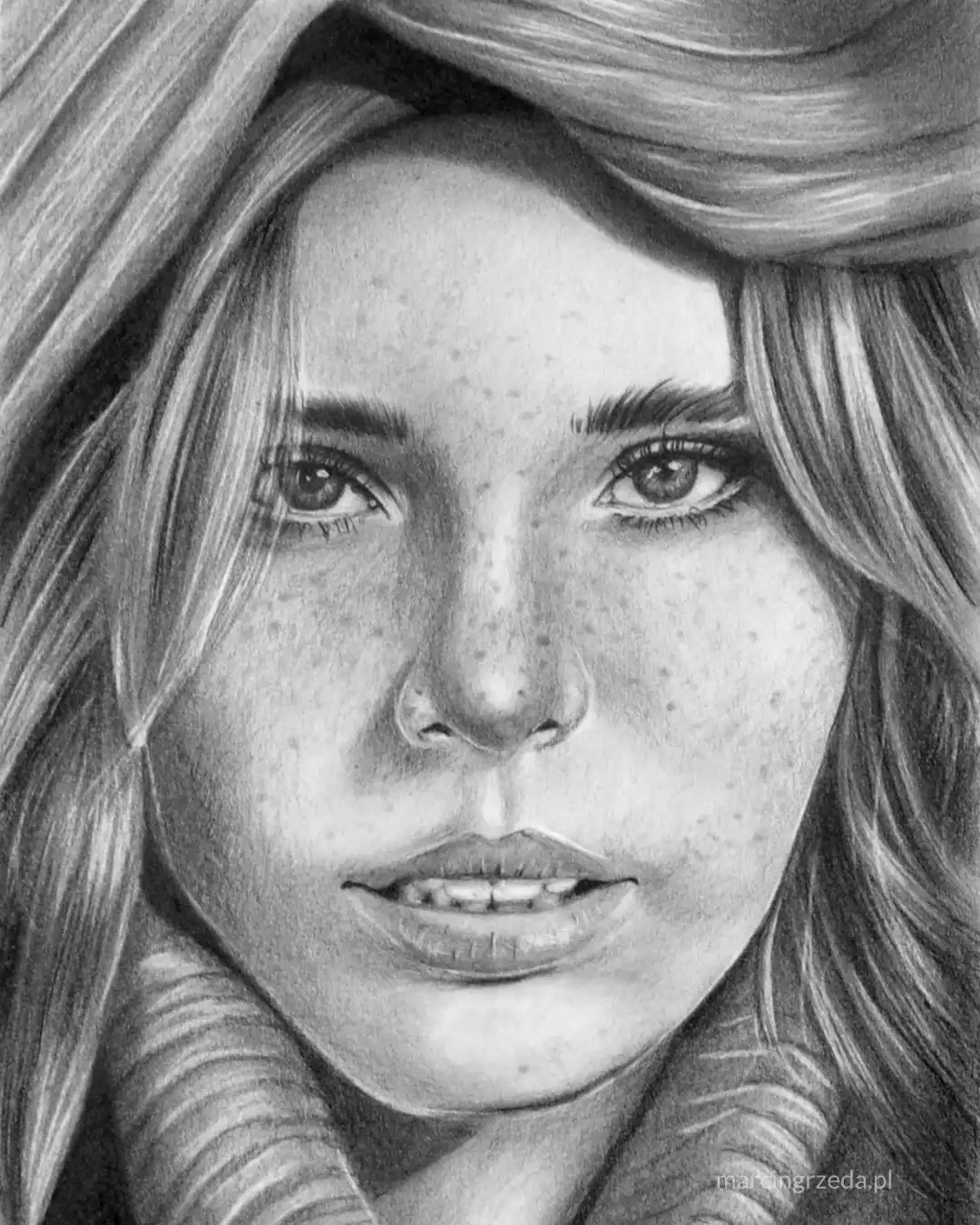 Portret kobiety ubranej w golf. Portret jest wykonany ołówkiem na formacie A5. Przykład portretu ze zdjęcia na zamówienie.