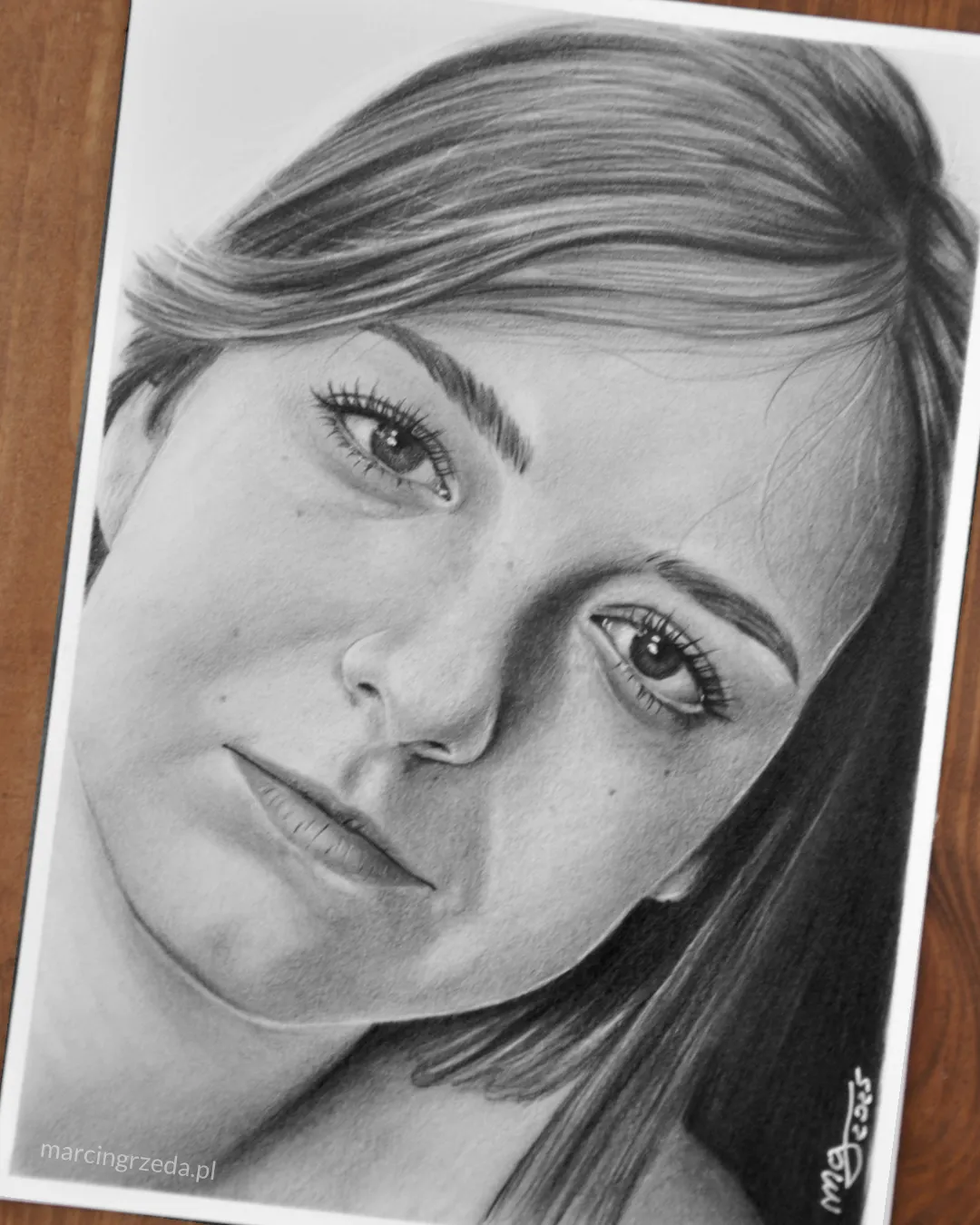 Portret pięknej dziewczyny narysowany ołówkiem na formacie A5. Portrety takie wykonuję również na zamówienie ze zdjęcia.