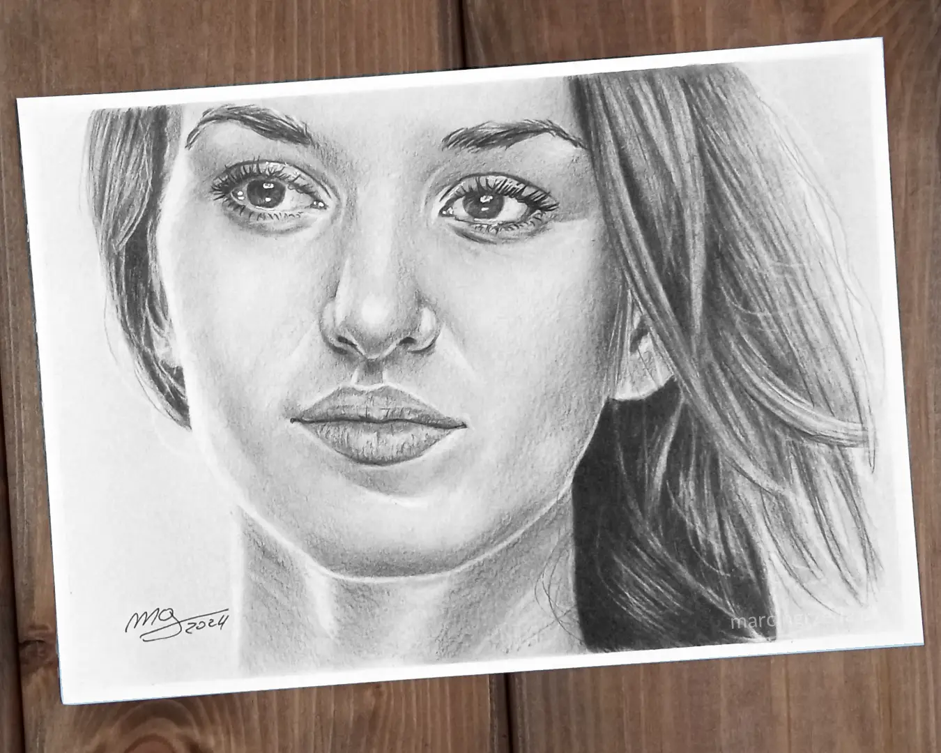 Portret kobiety wykonany ołówkiem na formacie A5 w ustawieniu poziomym. Na portrecie widoczna jest głowa do czoła. Przykład portretu ze zdjęcia wykonywanego na zamówienie.