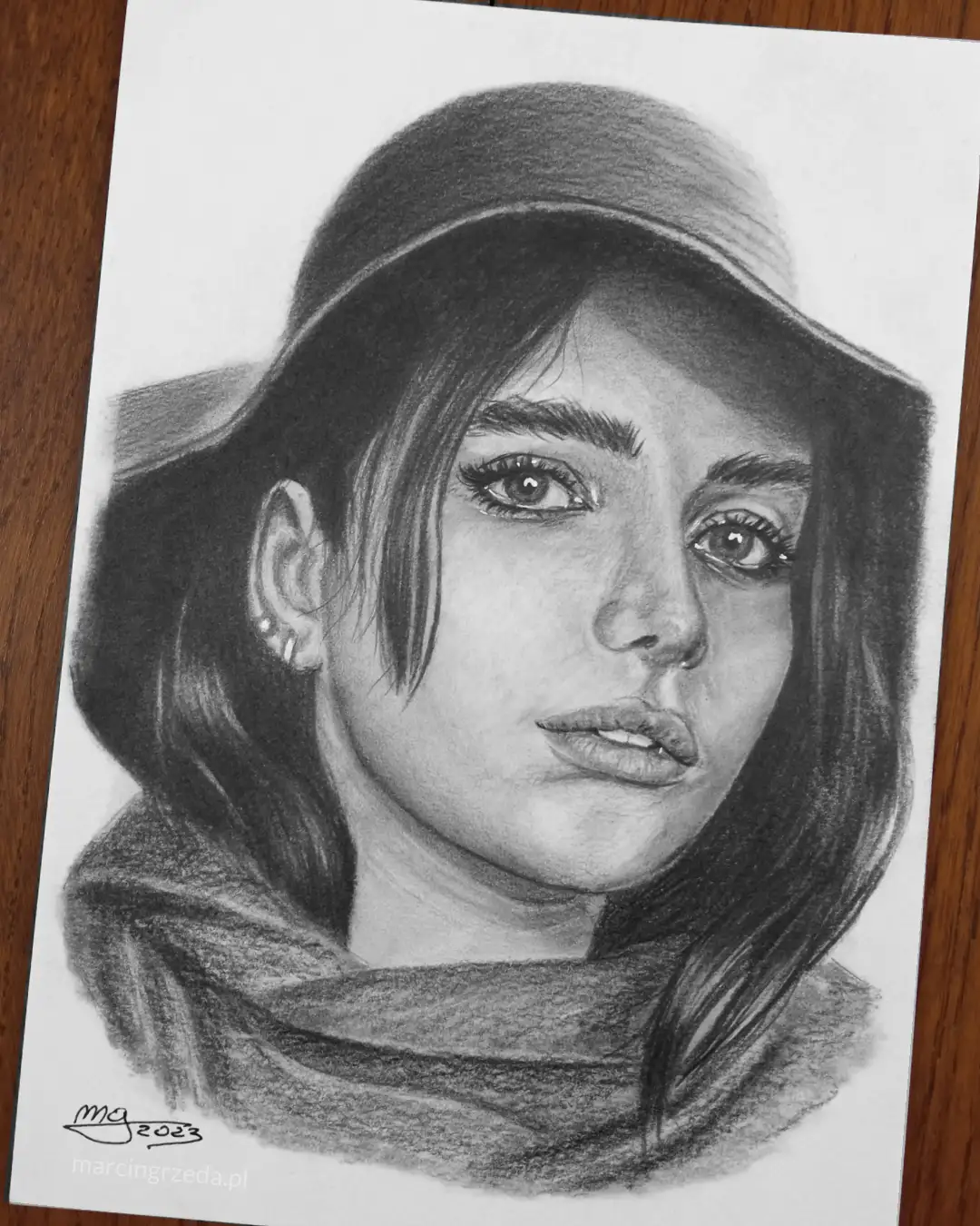rysunek pięknej kobiety w kapeluszu wykonany ołówkiem ze zdjęcia. 