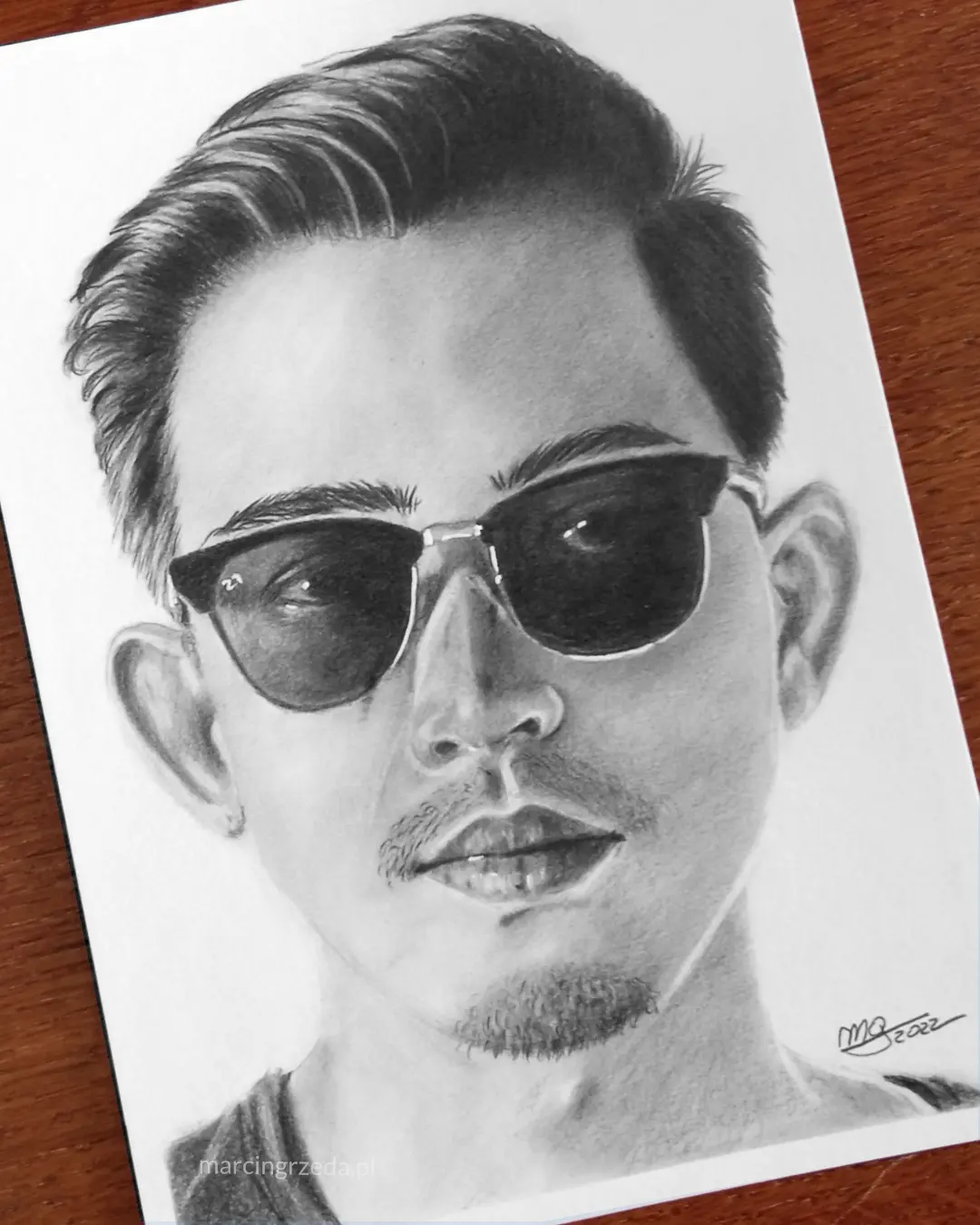 Portret chłopaka w ciemnych okularach wykonany ołówkami na formacie A5.