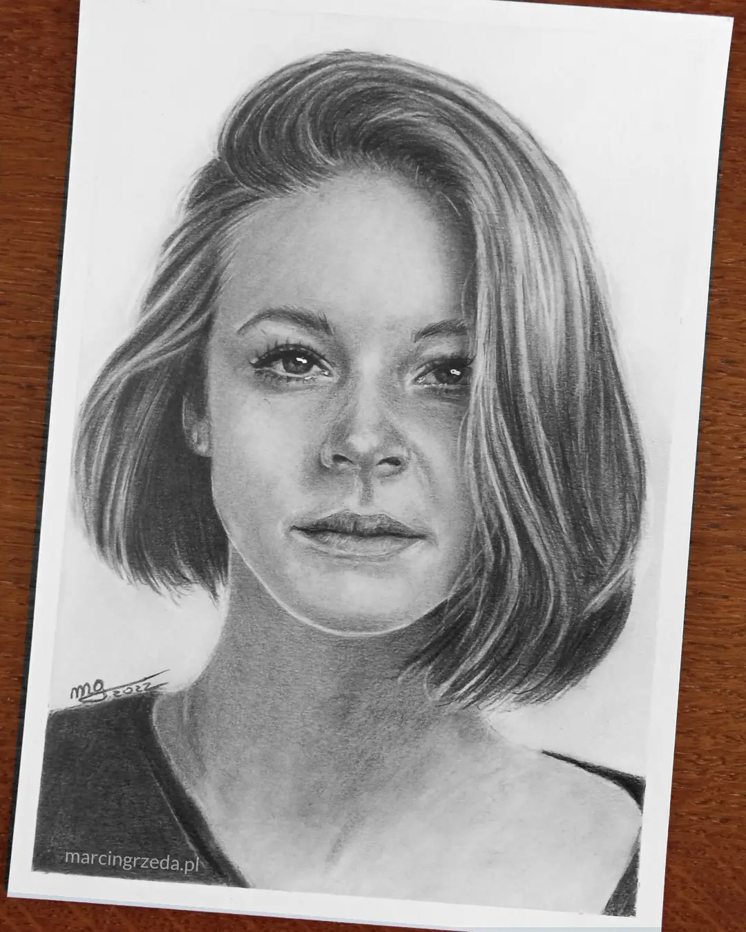 Portret zamyślonej dziewczyny z włosami sięgającymi do szyi wykonany ołówkiem na formacie A5. Taki portret możesz również zamówić ze swojego własnego zdjęcia,