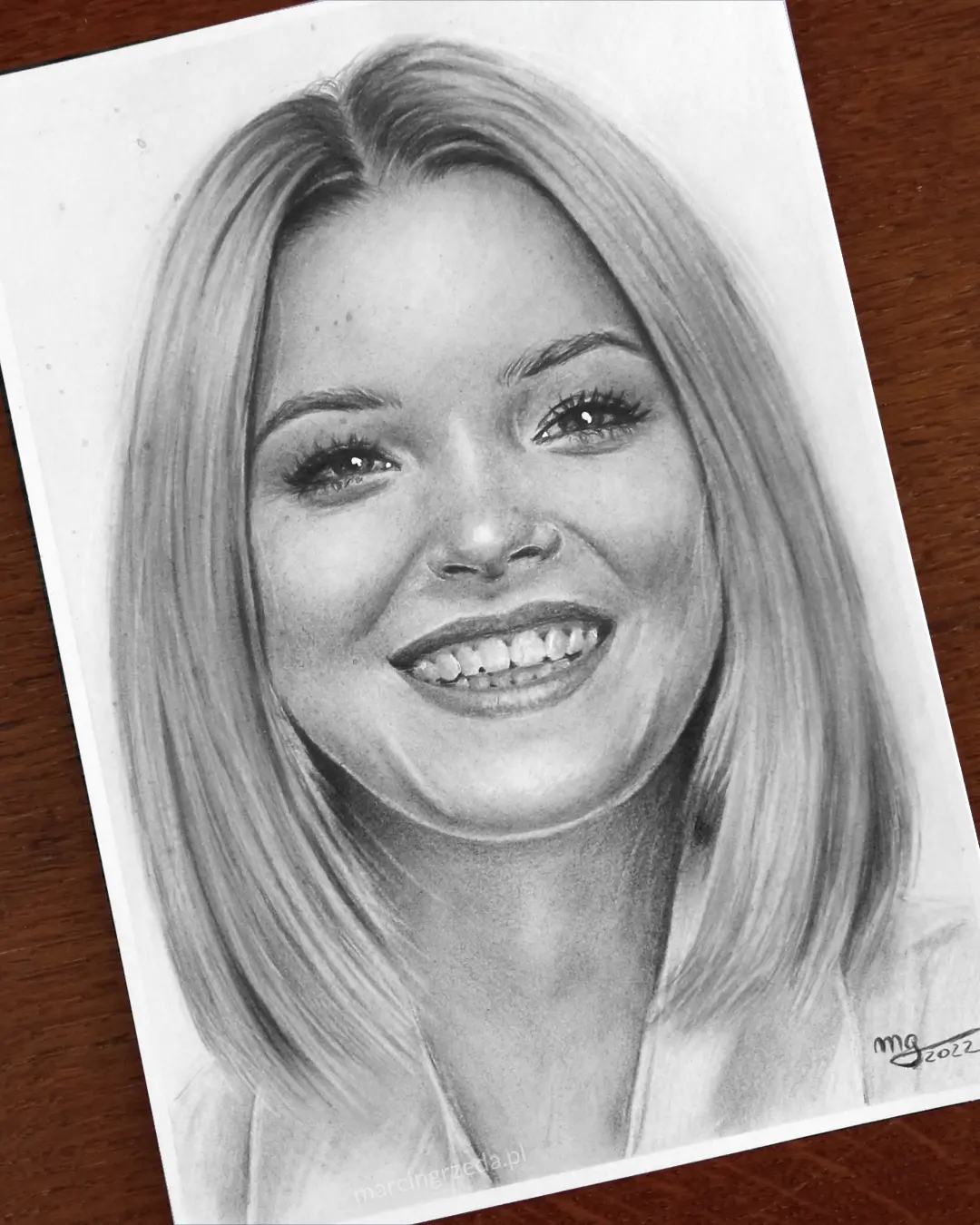 Portret pięknej blondynki, która się uśmiecha wykonany w technice ołówkowej.