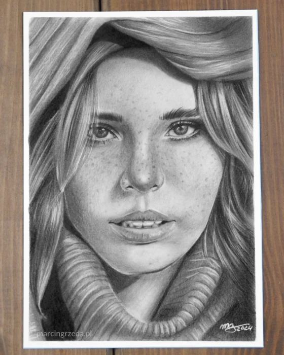 Portret kobiety w golfie wykonany ołówkiem na formacie A5. Widok z przodu. Ustawienie pionowe.