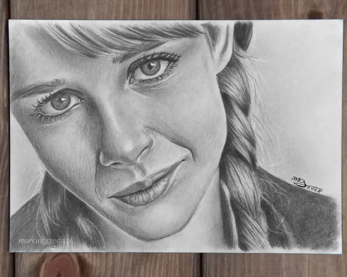 Portret kobiety z warkoczem wykonany ołówkiem na formacie A5. Widok z przodu. Ustawienie poziome.