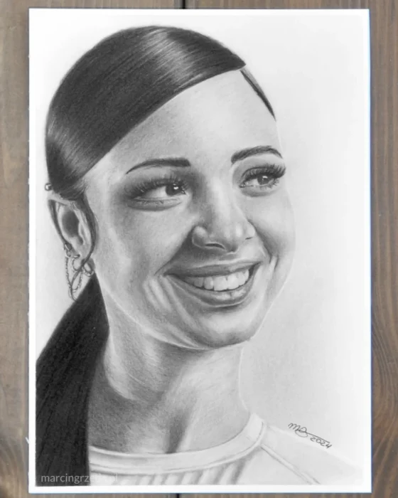 Przykład rysunku przedstawiającego portret dziewczyny zwróconą twarzą nieco na bok w tzw. ujęciu trzy-czwarte. Portret ołówkiem formatu A5.