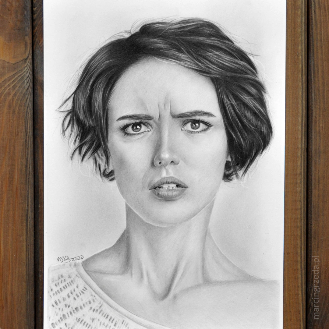 Portret ołówkiem zdziwionej kobiety jako ilustracja emocji na widok cennika portretów na stronie marcingrzeda.pl