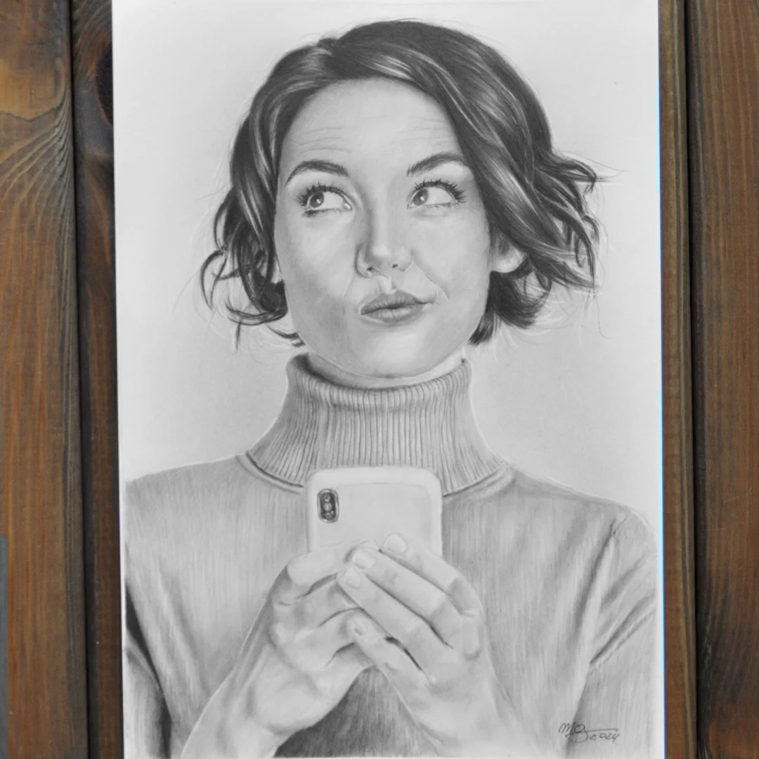 Portret kobiety, która trzyma telefon i zastanawia się jak zamówić portret ze zdjęcia na stronie marcingrzeda.pl.