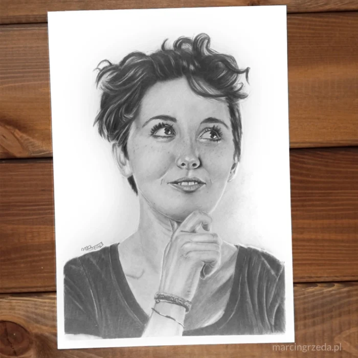 Rysunek zamyślonej dziewczyny wykonany ołówkiem jako prezentacja pytania Dlaczego portret to doskonały prezent.