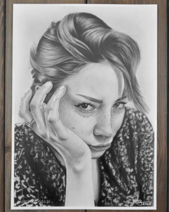 Portret ołówkiem przedstawiające kobietę podpartą ręką z niezadowolonym wyrazem twarzy.