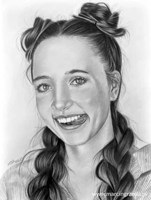 Portret uśmiechniętej dziewczyny z kucykami. Dziewczyna jest radosna i uśmiecha się. Twarz dziewczyny na portrecie wyraża pozytywne emocje.