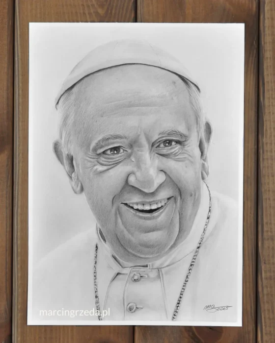 Portret ołówkiem wykonany w formacie A4 na białym papierze przedstawiający uśmiechniętego papieża Franciszka.